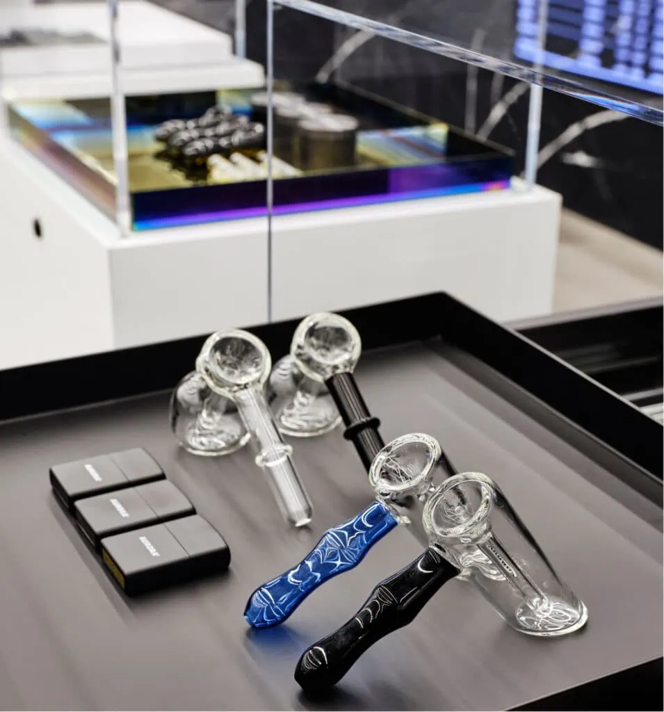 In-store display of pipes